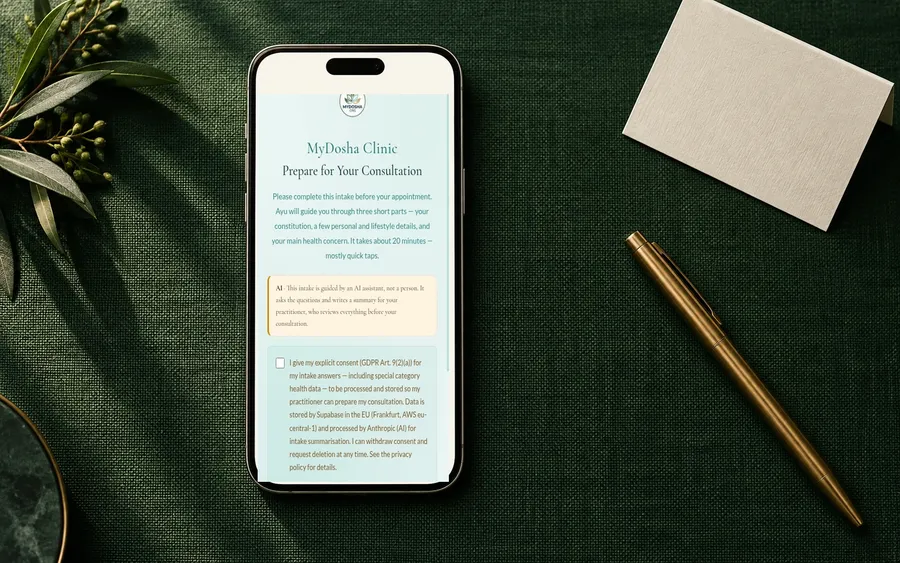 De telefoon van een cliënt met het welkomstscherm van de MyDosha-intake, met de AI-melding en de toestemmingsstap